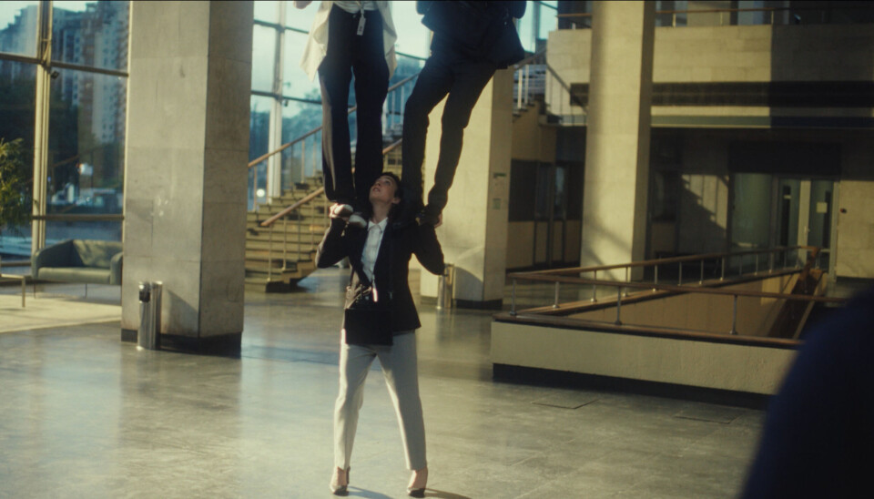 Kjempeløft: Den ny reklamefilmen fra Atea løfter frem stresset som kan oppstå som IT-ansvarlig i større selskaper.