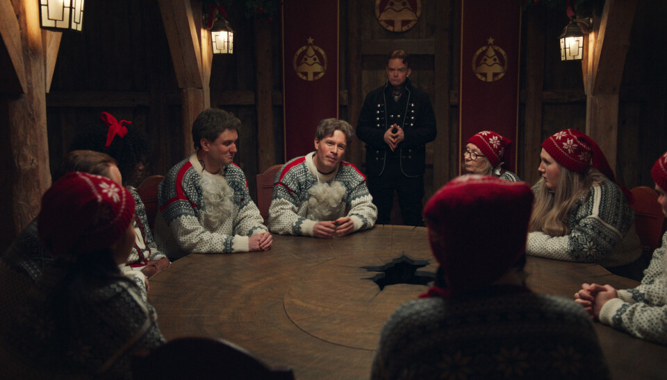 Herman Flesvig og Kevin Vågenes spiller flere roller i den nye julekalenderen «Nissene i skjul». Mikkel Niva spiller rollen som programleder.