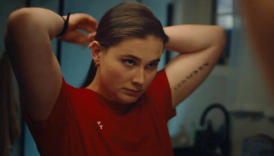 Morgenrutine: I den nye reklamefilmen fra Tine får vi blant annet bli med en ung Tine-bonde på jobb.