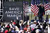 Donald Trump taler til tilhengere foran «Save America March»-skilt og amerikanske flagg.