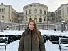 Christina Højer Mørkve står foran Stortinget en snørik vinterdag i Oslo