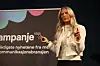 Kvinne holder presentasjon på scene foran Kampanje-banner. Innholdsprodusent i Chili Media Frida Sofie P. Tryland, under Content Marketing-dagen, arrangert i regi av Kampanje.